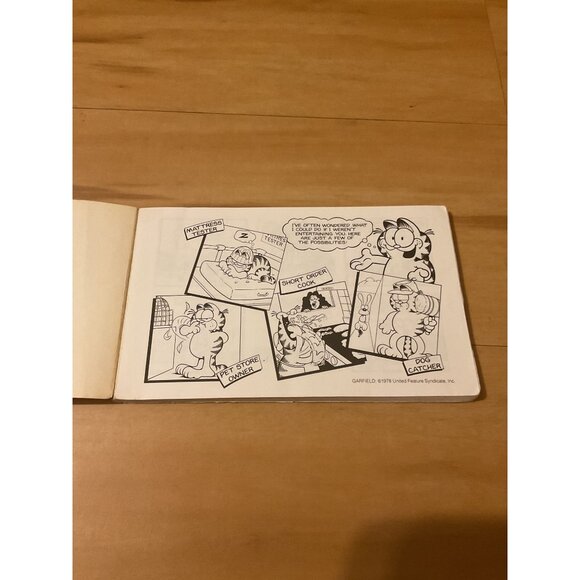 Garfield Loses His Feet By Jim Davis Paperback Book - Picture 2 of 3